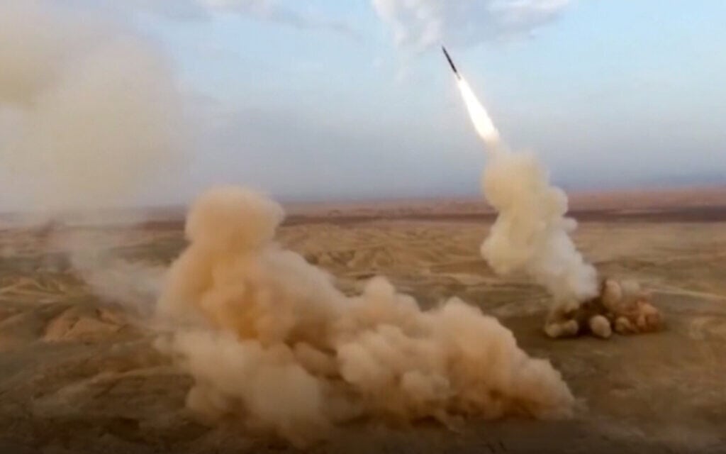 שיגור טיל בליסטי איראני תת קרקעי במהלך תרגיל, יולי 2020 (צילום: Sepahnews via AP)