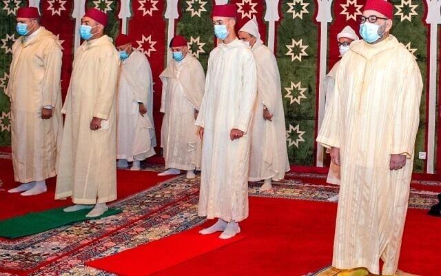 מלך מרוקו מוחמד השישי (מימין) במהלך תפילה במעון המלכותי במדיק. 31 ביולי 2020