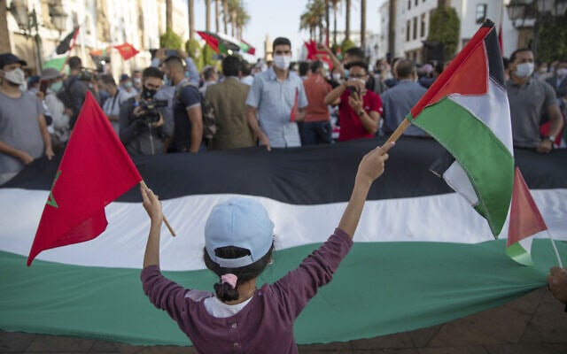 מפגינים ברבאט מנופפים בדגל מרוקאי ובדגל ופלסטיני במהלך מחאה נגד נורמליזציה של היחסים עם ישראל. מרוקו, ספטמבר 2020 (צילום: (AP Photo/Mosa&#039;ab Elshamy)