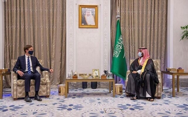 יועצו של הנשיא טראמפ, ג&#039;ארד קושנר, בפגישה עם יורש העצר הסעודי מוחמד בן סלמאן, בריאד, 1 בספטמבר 2020 (צילום: Saudi Press Agency via AP)