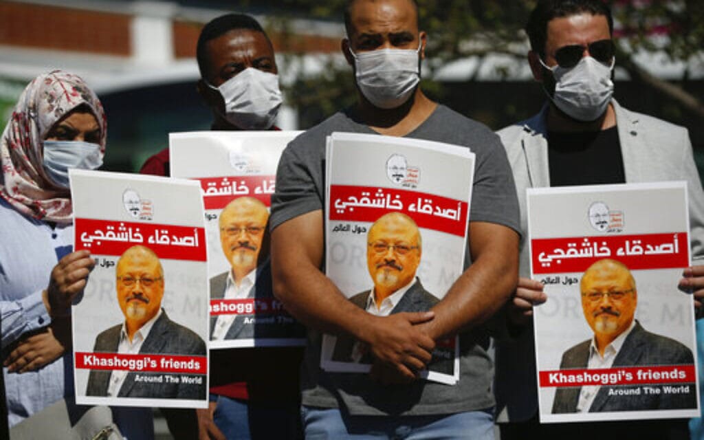 אנשים נושאים את תמונתו של ג'מאל ח'אשוקג'י ליד הקונסוליה הסעודית באיסטנבול לציון שנתיים למותו, 2 באוקטובר 2020 (צילום: Emrah Gurel, AP)