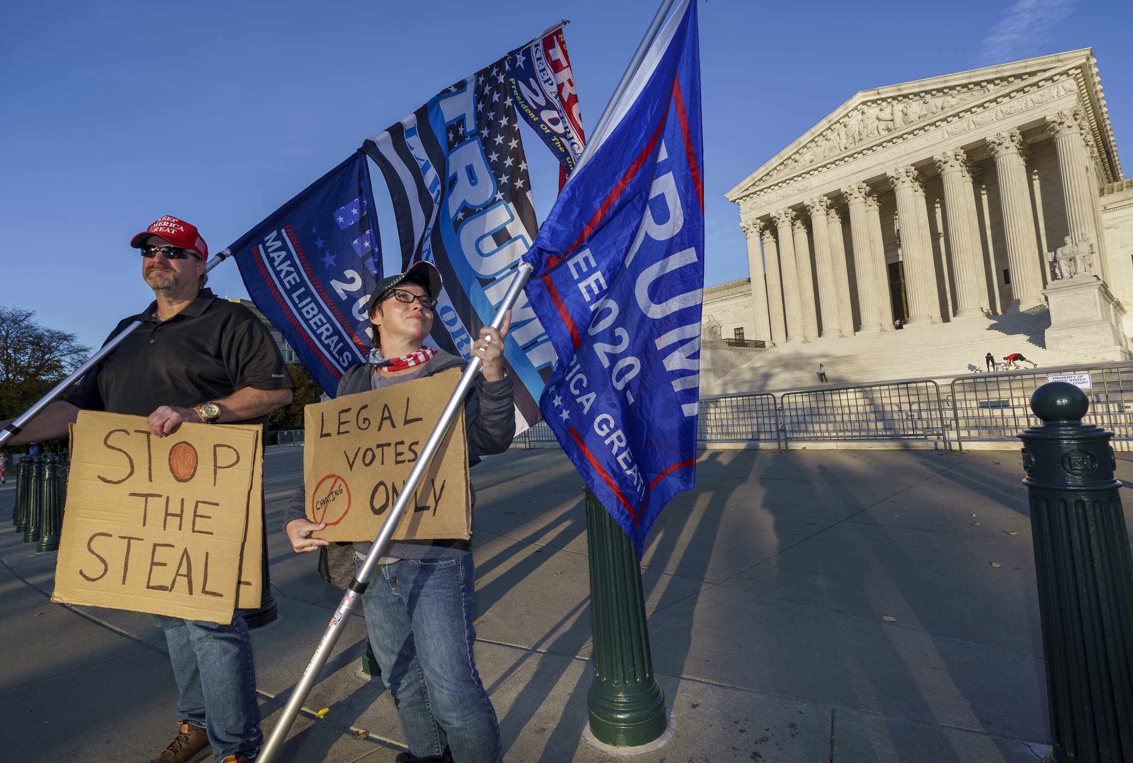 מפגינים תומכי טראמפ מחוץ לבית המשפט העליון בוושינגטון הבירה, נובמבר 2020 (צילום: AP Photo/J. Scott Applewhite)