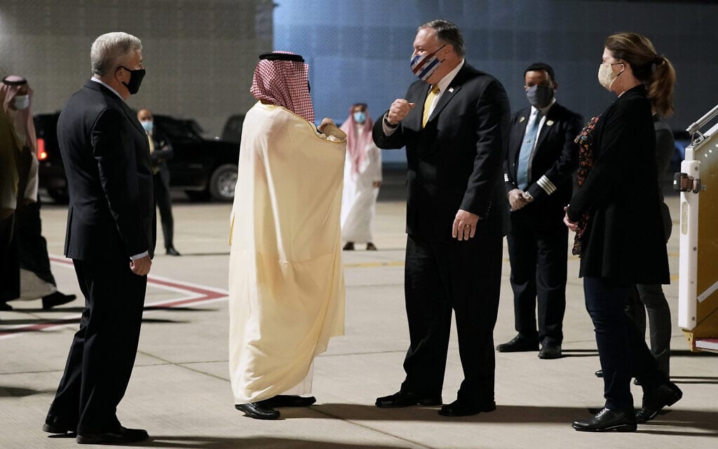 שר החוץ הסעודי פייצל בן פרחאן מברך את מזכיר המדינה פומפאו בניום (צילום: AP Photo/Patrick Semansky, Pool)