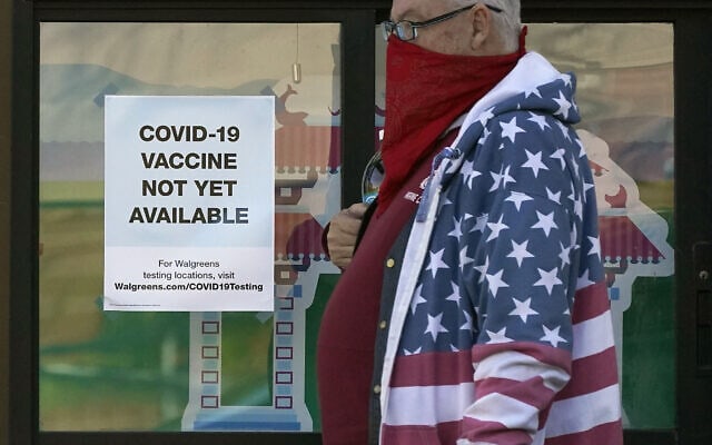 בית מרקחת בקליפורניה עם שלט שאין עדיין חיסונים נגד קורונה למכירה, ב-2 בדצמבר 2020 (צילום: AP Photo/Jeff Chiu)