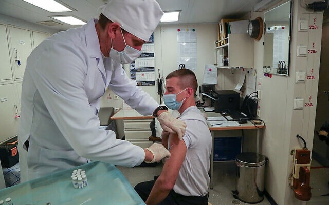 חייל בחיל הים של רוסיה מקבל חיסון &quot;ספוטניק&quot; נגד הקורונה. 3 בדצמבר 2020 (צילום: Russian Defense Ministry Press Service via AP)