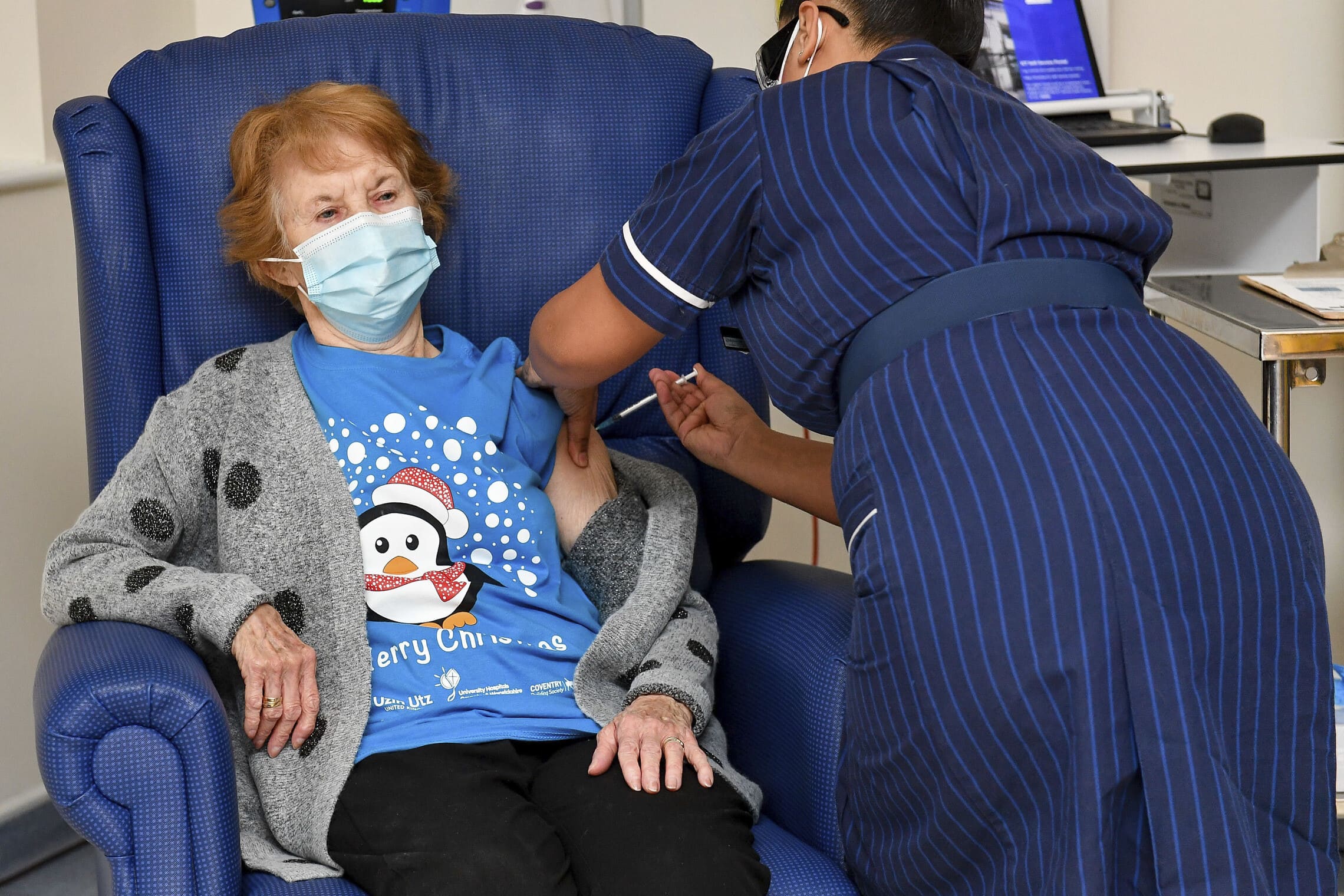 מרגרט קינן בת ה-90, המטופלת הראשונה בבריטניה שקיבלה חיסון נגד קורונה של חברת פייזר, השבוע. דצמבר 2020 (צילום: Jacob King/Pool via AP)