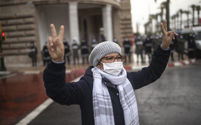 מפגינה ברבאט נגד הסכם הנורמליזציה בין מרוקו וישראל, 14 בדצמבר 2020 (צילום: AP Photo/Mosa&#039;ab Elshamy)