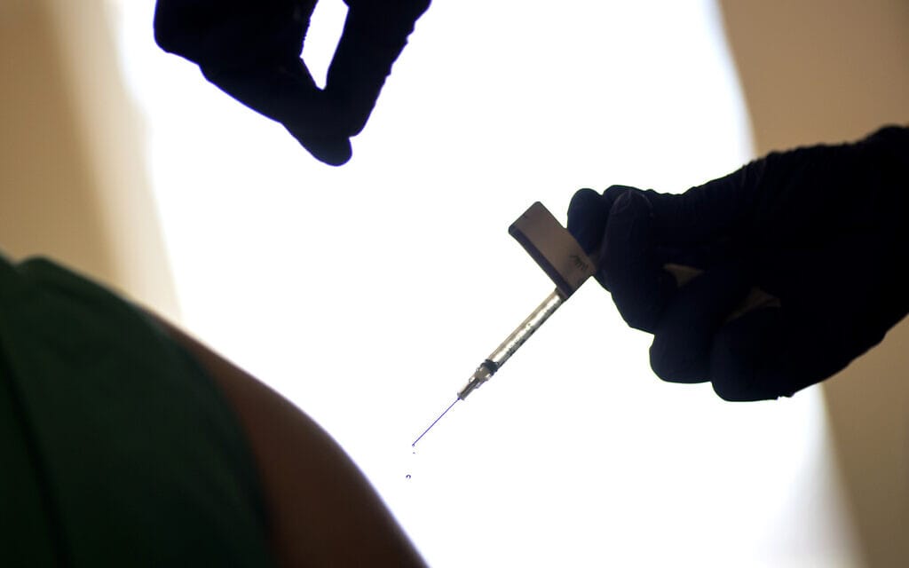 חיסון נגד הקורונה בפרובידנס, רואד איילנד, 15 בדצמבר 2020 (צילום: AP Photo/David Goldman)