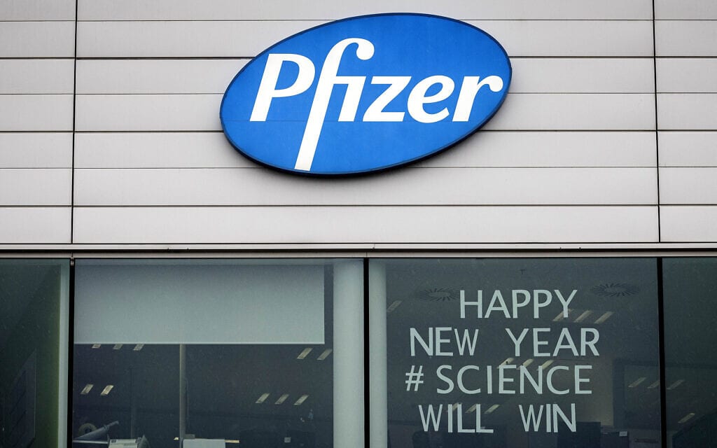 &quot;שנה טובה, המדע ינצח&quot; &#8211; כיתוב על חלון משרדי חברת פייזר בבלגיה, 21 בדצמבר 2020 (צילום: AP Photo/Valentin Bianchi)