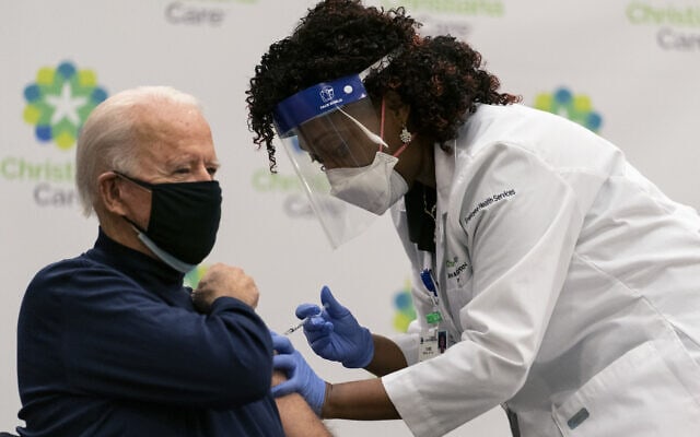 נשיא ארה&quot;ב הנבחר ג&#039;ו ביידן מקבל חיסון נגד קורונה בשידור חי, 21 בדצמבר 2020 (צילום: AP Photo/Carolyn Kaster)