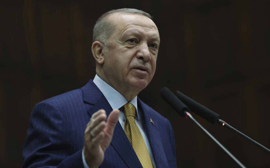 נשיא טורקיה רג'פ טייפ ארדואן נושא דברים בפני חברי מפלגתו בפרלמנט באנקרה, 23 בדצמבר 2020 (צילום: Turkish Presidency via AP, Pool)