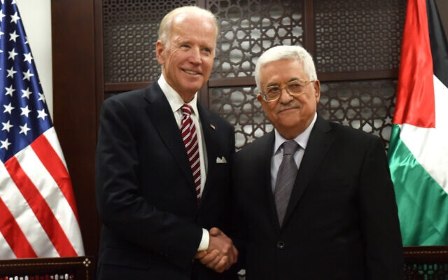 סגן נשיא ארצות הברית ג&#039;ו ביידן ויושב ראש הרשות הפלסטינית מחמוד עבאס במוקטעה ברמאללה. 9 במרץ 2016 (צילום: Debbie Hill, Pool via AP)