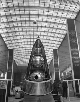 העתק של הלוויין ספוטליק, ששיגרה ברית המועצות לחלל, בבריסל שבבלגיה, 15 באפריל 1958 (צילום: AP)