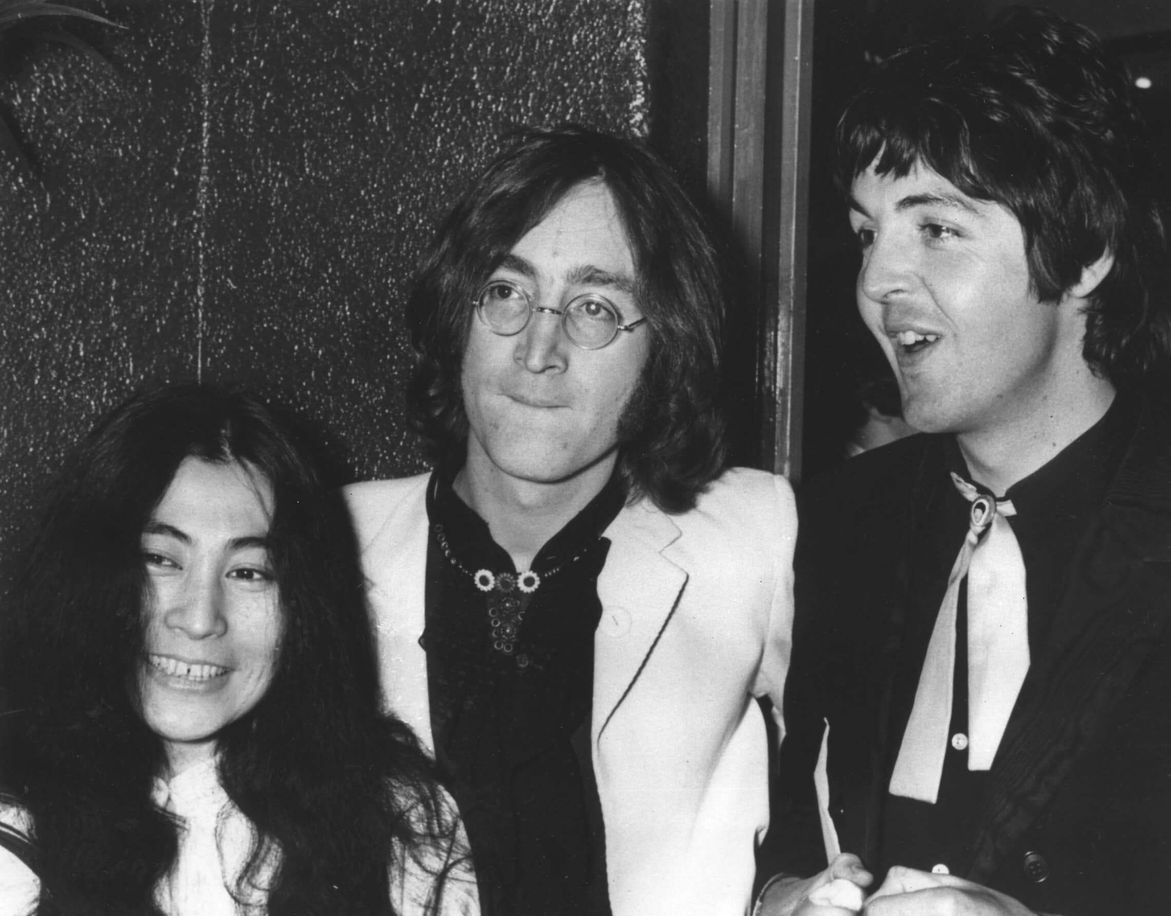 פול מקרטני, ג&#039;ון לנון ויוקו אונו ב-1968, בפרמיירה של הסרט &quot;צוללת צהובה&quot; בלונדון (צילום: AP Photo)