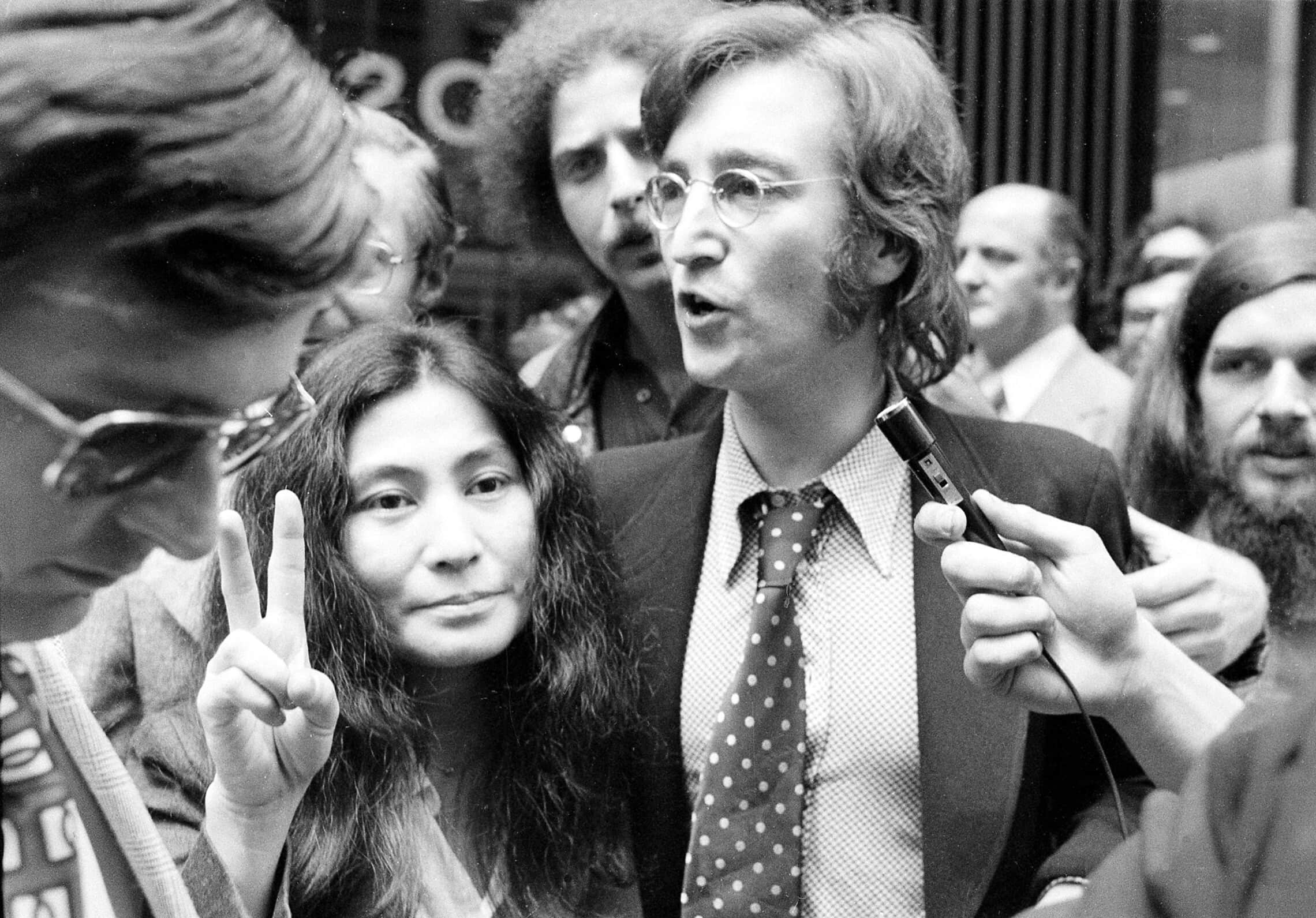 ג&#039;ון לנון ויוקו אונו מחוץ למשרדי ההגירה בניו יורק ב-17 במאי 1972, אחרי השימוע בעניין גירושו מארצות הברית (צילום: AP Photo)