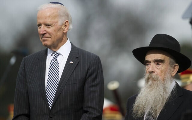 מימין: לוי שם טוב וג׳ון ביידן בטקס הדלקת חנוכייה בבית הלבן. דצמבר 2014 (צילום: AP Photo/Cliff Owen)