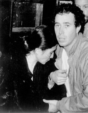המפיק דיוויד גפן מחזיק ביוקו אונו כשהם יוצאים מבית החולים בניו יורק, שם נקבע מותו של ג&#039;ון לנון, ב-8 בדצמבר 1980 (צילום: AP Photo/Lyndon Fox)