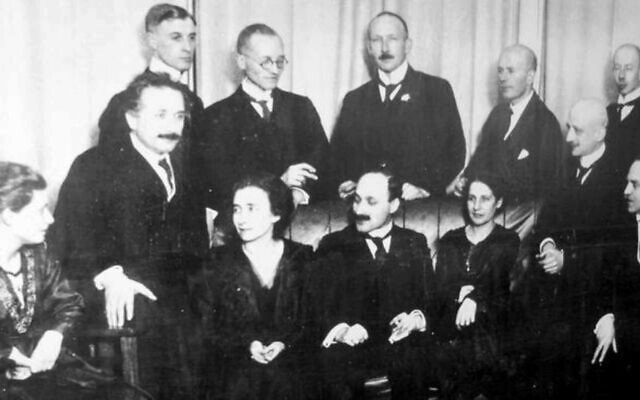 פיזיקאים וכימאים בברלין ב-1920. בשורה הראשונה, משמאל לימין: הרתה ספונר, אלברט איינשטיין, אינגריד פרנק, ג&#039;יימס פרנק, ליזה מייטנר, פריץ האבר ואוטו האן. בשורה האחורית, משמאל לימין: ולטר גרוטריאן, וילהלם וסטפל, אוטו פון באייר, פטר פרינגסהיים וגוסטב הרץ (צילום: רשות הכלל, באמצעות ויקישיתוף)