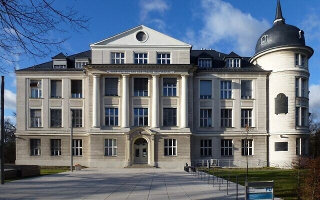 מכון קייזר וילהלם לכימיה לשעבר בברלין. המבנה ניזוק בצורה קשה במלחמת העולם השנייה. הוא שוחזר והפך לחלק מהאוניברסיטה החופשית בברלין ב-1948. ב-1956 הוא קיבל את השם בניין אוטו האן, וב-2010 שונה שמו לבניין האן-מייטנר (צילום: Fridolin freudenfett via WikimediaCommons))
