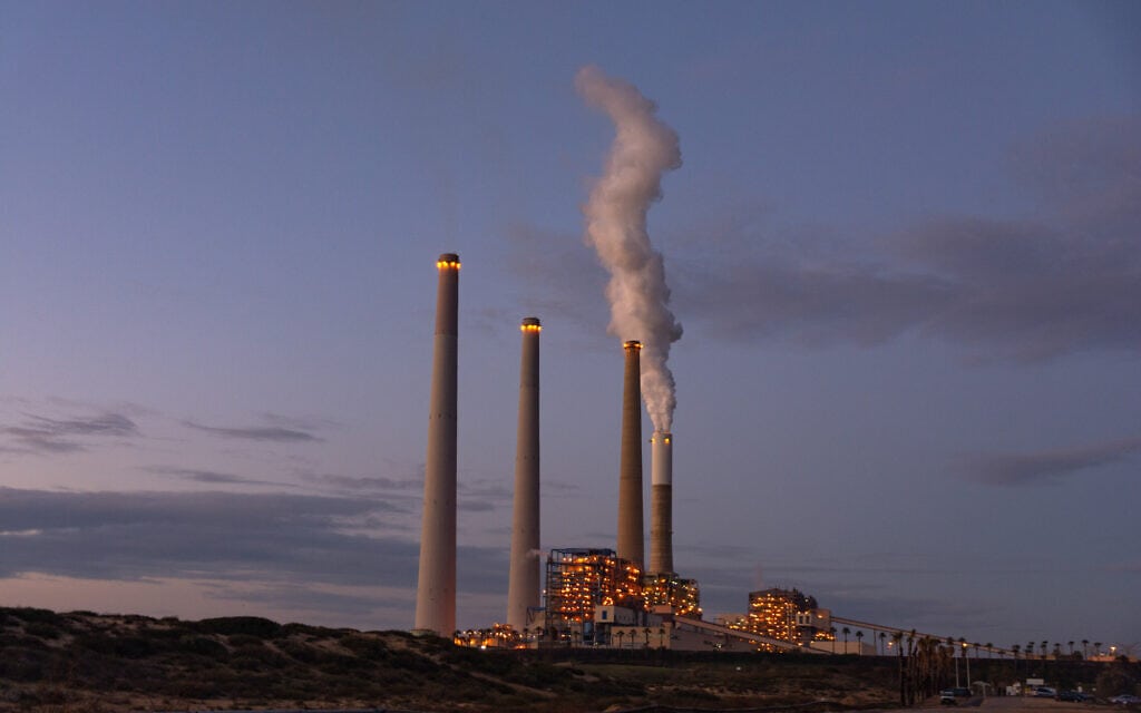 תחנת הכוח בחדרה. ההחלטה לגבות מס פחמן לא לוותה בהחלטה על ייעוד הכסף להשקעה באנרגיה נקייה (צילום: מילה אביב/פלאש90)