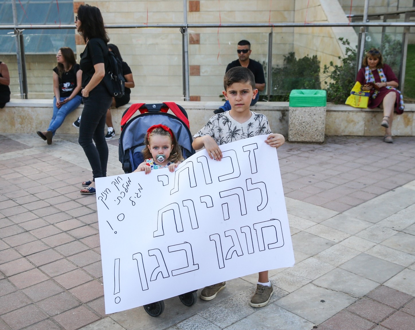 הורים וילדיהם מפגינים נגד התעללות בילדים ותינוקות בגני ילדים. אשדוד, יולי 2019 (צילום: פלאש90)