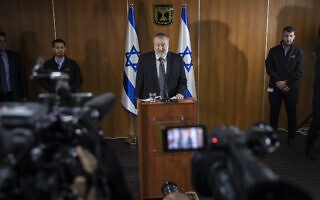 היועמ"ש אביחי מנדלבליט מודיע על החלטתו להגיש כתב אישום נגד ראש הממשלה בנימין נתניהו. 21 בנובמבר 2019 (צילום: הדס פרוש/פלאש90) היועמ"ש אביחי מנדלבליט מודיע על החלטתו להגיש כתב אישום נגד ראש הממשלה בנימין נתניהו. 21 בנובמבר 2019 (צילום: הדס פרוש/פלאש90)