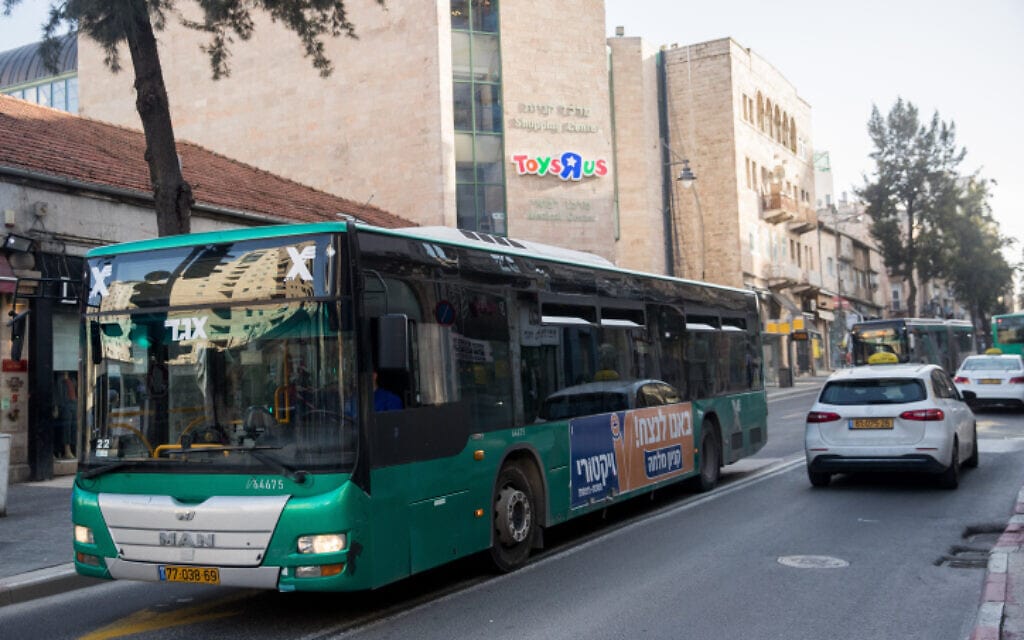 אוטובוס של אגד בירושלים, 24 במרץ 2020 (צילום: יונתן זינדל, פלאש 90) אוטובוס של אגד בירושלים, 24 במרץ 2020 (צילום: יונתן זינדל, פלאש 90)