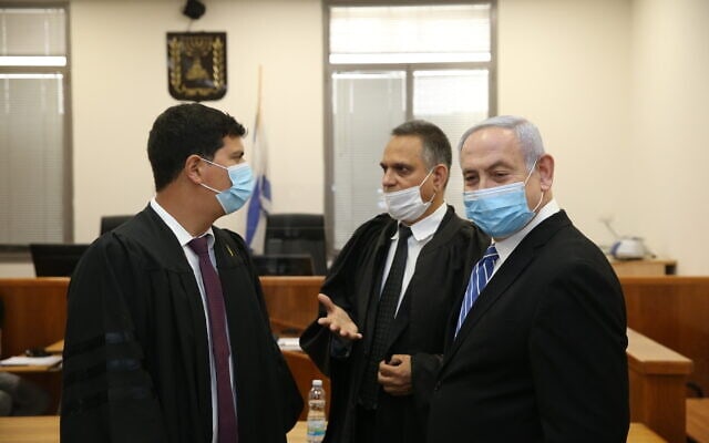 תחילת משפטו של בנימין נתניהו בגין שוחד, מרמה והפרת אמונים בבית המשפט המחוזי בירושלים. מאי 2020 (צילום: Amit Shabi/POOL)