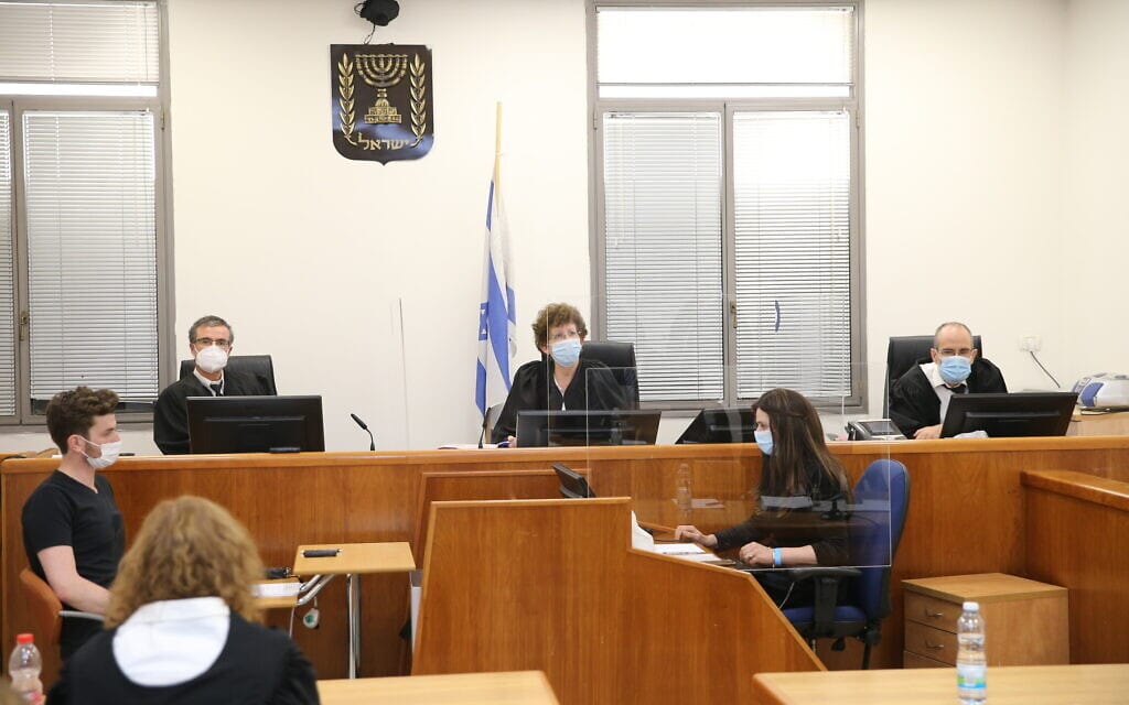 שופטי נתניהו – עודד שחם (מימין), רבקה פרידמן פלדמן ומשה בר-עם, בבית המשפט המחוזי ירושלים, ב-24 במאי 2020 (צילום: Amit Shabi/POOL)