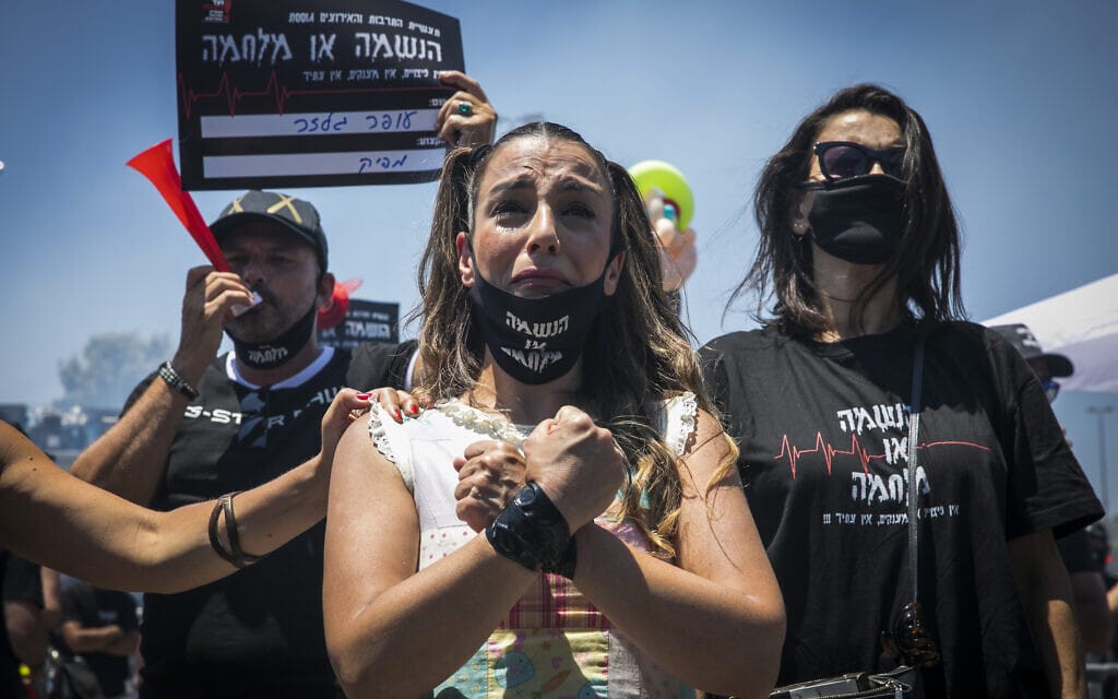 אמנים מוחים נגד הממשלה בירושלים וקוראים לתמיכה כספית בעקבות משבר הקורונה. יוני 2020 (צילום: Olivier Fitoussi/Flash90)