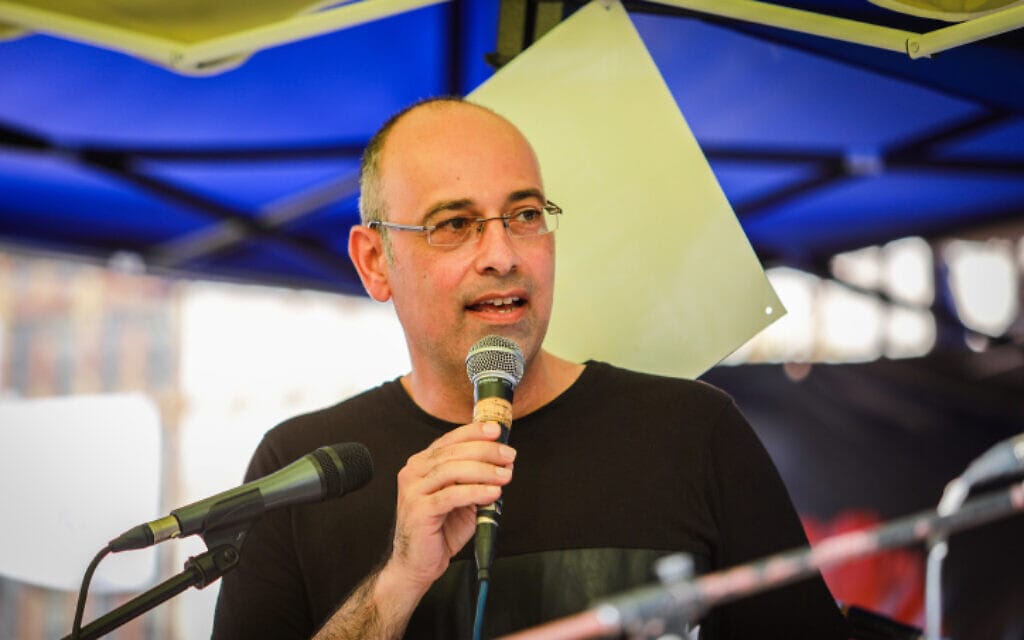 פרופסור ירון זליכה נושא דברים בהפגנה נגד ראש הממשלה בנימין נתניהו בירושלים, 7 באוגוסט 2020 (צילום: פלאש 90) פרופסור ירון זליכה נושא דברים בהפגנה נגד ראש הממשלה בנימין נתניהו בירושלים, 7 באוגוסט 2020 (צילום: פלאש 90)
