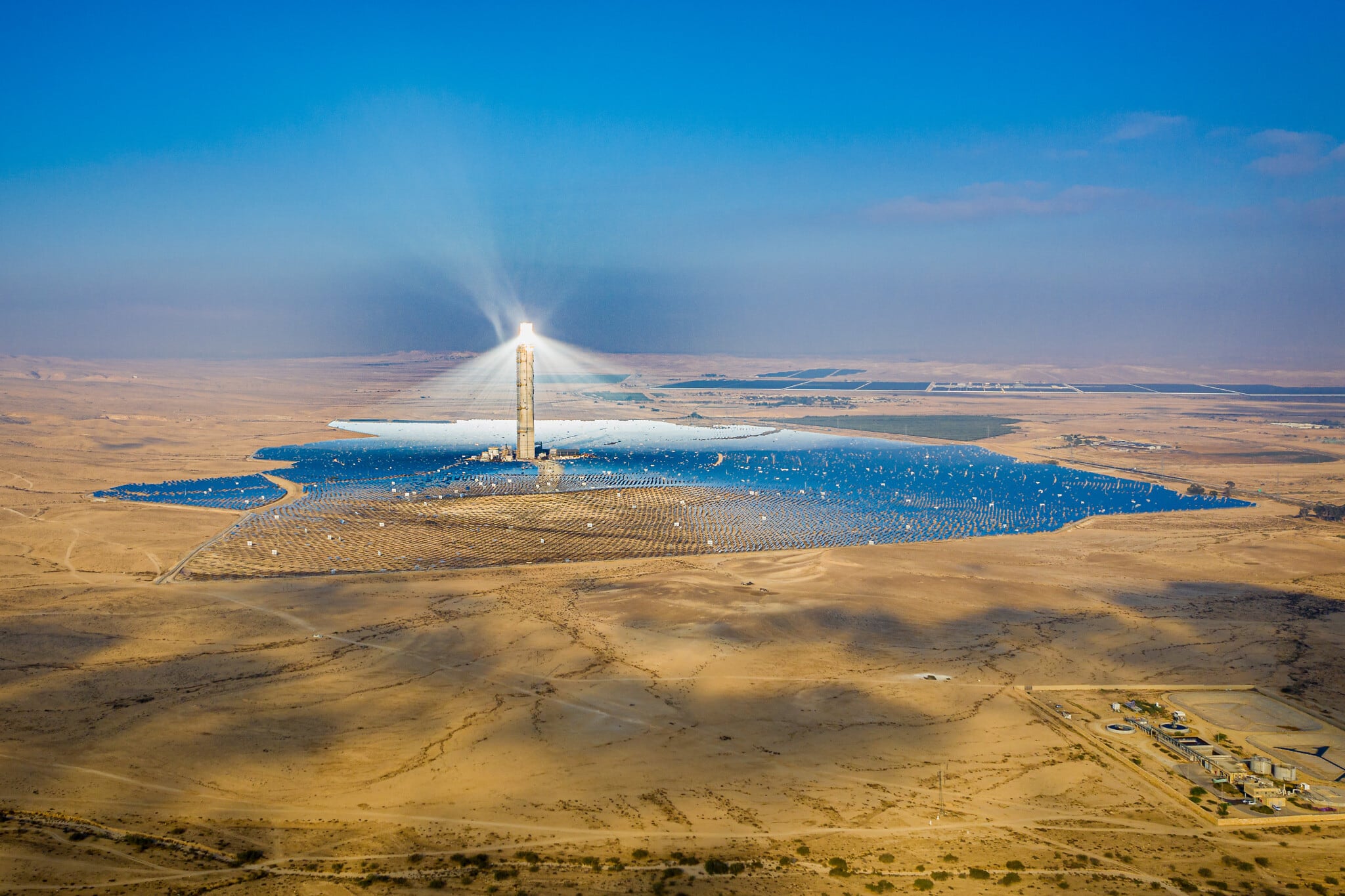 מבט על תחנת הכוח אשלים, תחנת כוח סולארית, במדבר הנגב (צילום: Yonatan Sindel/FLASh90)