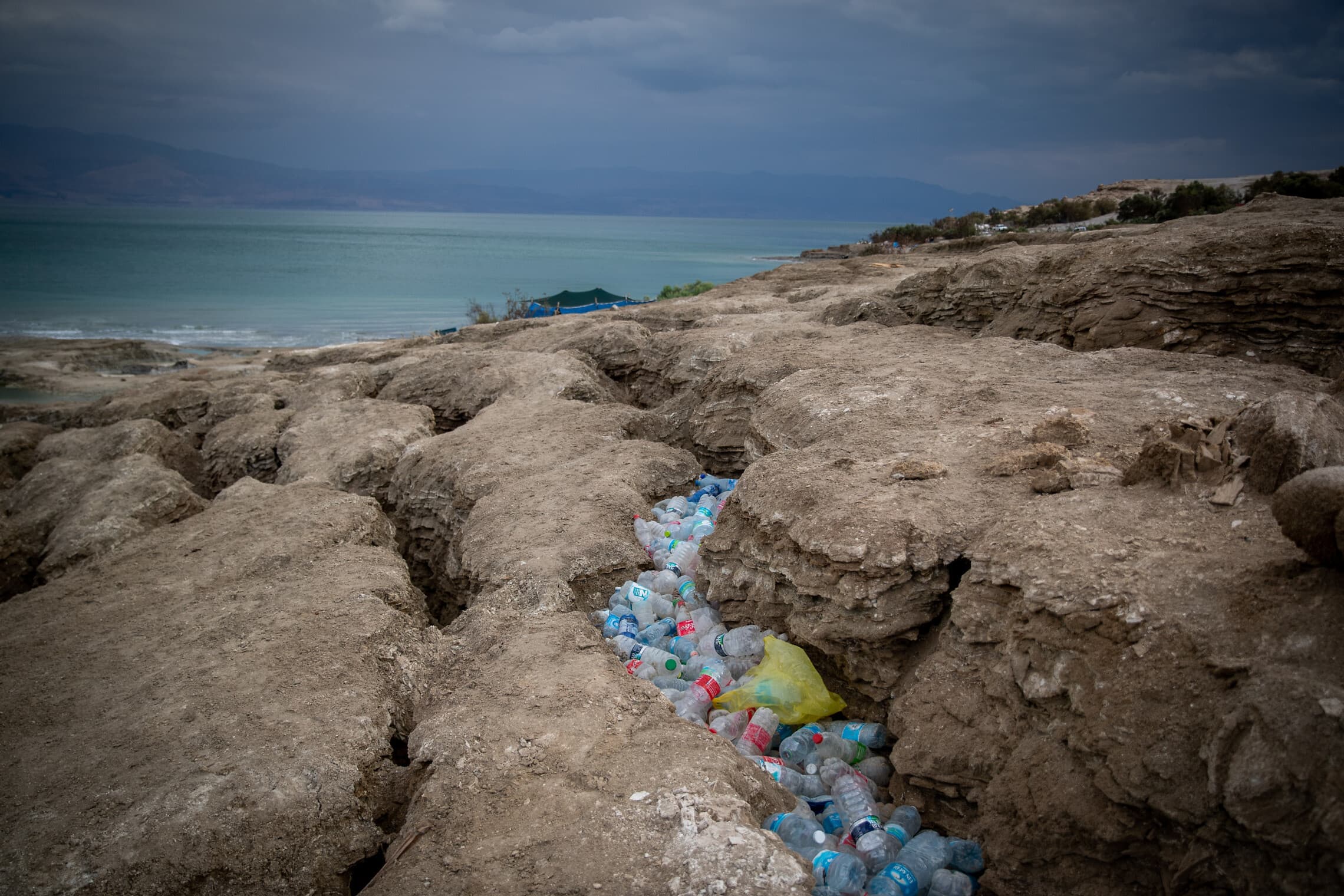 פסולת של בקבוקי פלסטיק ריקים על חוף ים המלח. נובמבר 2020 (צילום: Yonatan Sindel/Flash90)