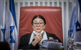 נשיאת בית המשפט העליון אסתר חיות בדיון בעתירות נגד חוק הלאום, 22 בדצמבר 2020 (צילום: יונתן זינדל/פלאש90) נשיאת בית המשפט העליון אסתר חיות בדיון בעתירות נגד חוק הלאום, 22 בדצמבר 2020 (צילום: יונתן זינדל/פלאש90)