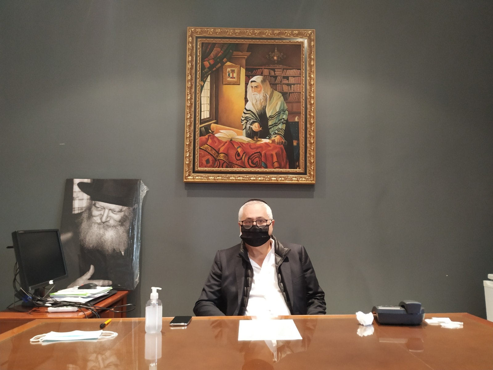 נשיא הקהילה היהודית במרסיי, מישל כהן טנוג&#039;י, במשרדו בבית הכנסת הגדול, 21 באוקטובר 2020 (צילום: יעקב שוורץ)