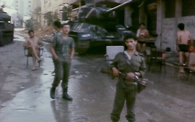 ,מחסום של מיליציית "אלמוראבטון" הפלסטינית במרכז ביירות צילום מסך של קטעי וידאו מארכיון השידור הציבורי