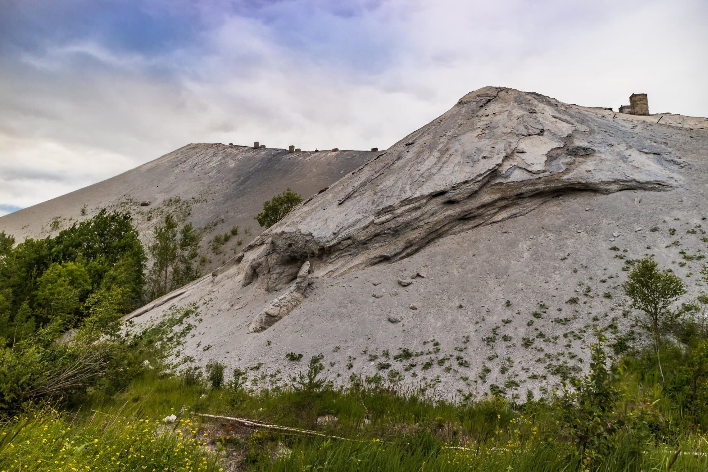 גבעות אפר מזהם ומזיק לבריאות כתוצאה מכריית פצלי שמן באסטוניה, 2018 (צילום: MetokKarpo / Alamy)