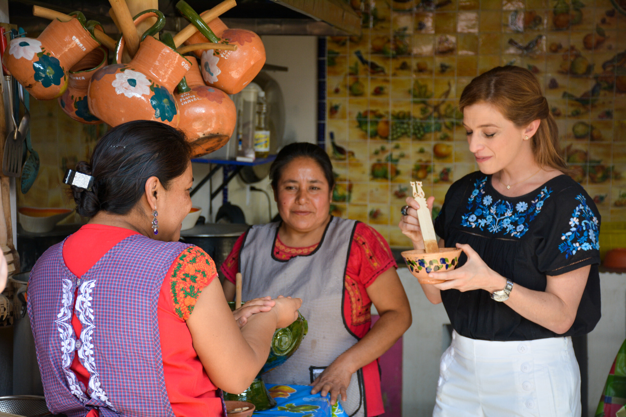 השפית פטי ג&#039;יניץ&#039; מבקרת בכפר מקסיקני ומבשלת עם הנשים המקומיות