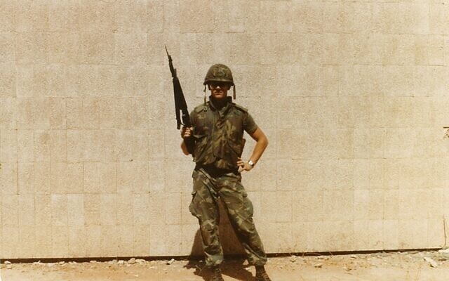 חייל אמריקאי מחוץ למגורי החיילים בלבנון, צילום מארכיון פרטי של החייל ג&#039;ון דלזיל