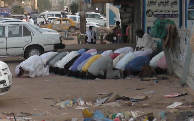 מוסלמים מתפללים ברחובות ח&#039;רטום, סודן, נובמבר 2020 (צילום: זיו ג&#039;ניסוב)