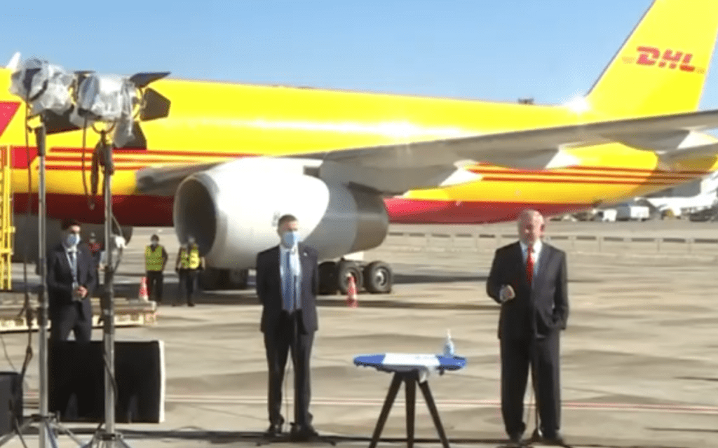 נתניהו נואם לצד המטוס שהביא את החיסונים (צילום: צילומסך מהשידור של של לע״מ) נתניהו נואם לצד המטוס שהביא את החיסונים (צילום: צילומסך מהשידור של של לע״מ)