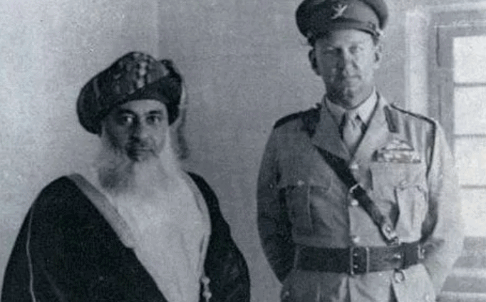 דיוויד סמיילי עם סולטן עומאן, סעיד בן טימור, בינואר 1958 (צילום: ויקיפדיה)