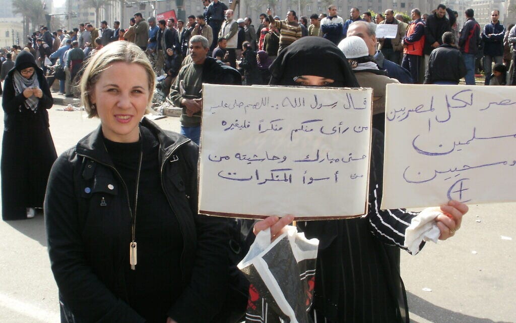 הפגנות בכיכר תחריר במצרים, בקריאה להפיל את המשטר. משמאל: קסניה סבטלובה. ינואר 2011 (צילום: קסניה סבטלובה)