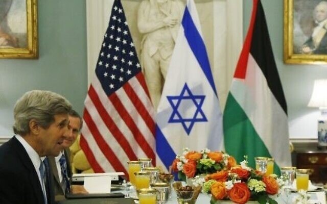 מזכיר המדינה האמריקאי דאז, ג&#039;ון קרי, במחלקת המדינה, לציון חידוש שיחות השלום הישראליות-פלסטיניות, 29 ביולי 2013 (צילום: AP/Charles Dharapak)
