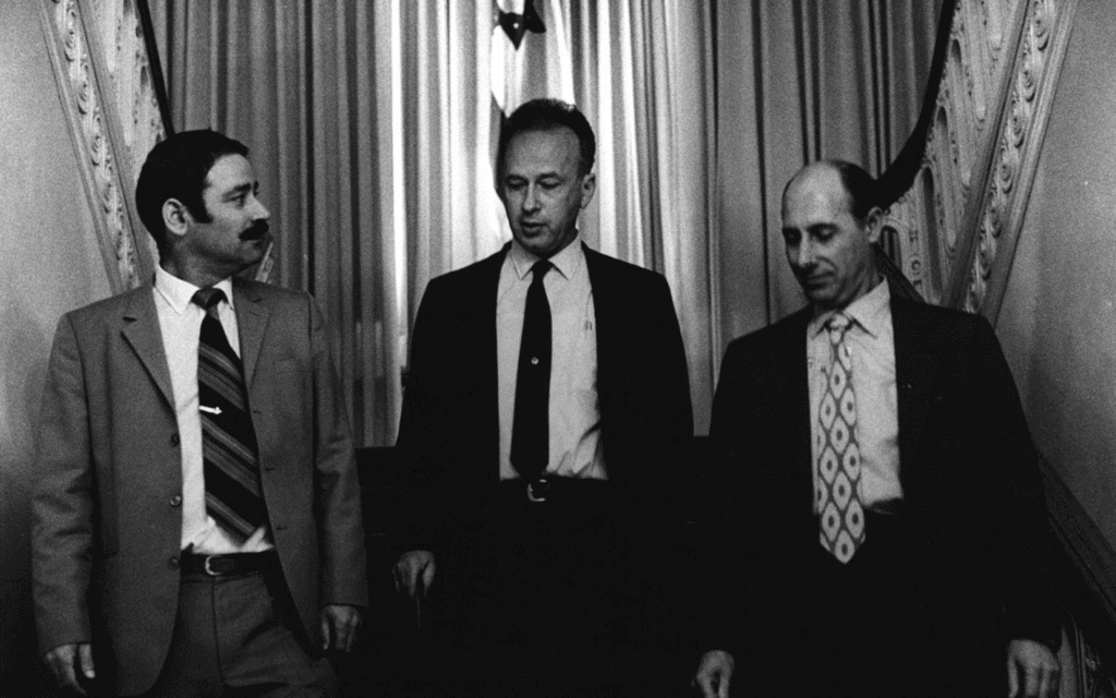 הנספח הצבאי אלי זעירא, השגריר יצחק רבין והנספח האוירי ג'ו אלון על מדרגות השגרירות בוושינגטון. (הצילום באדיבות משפחת אלון)