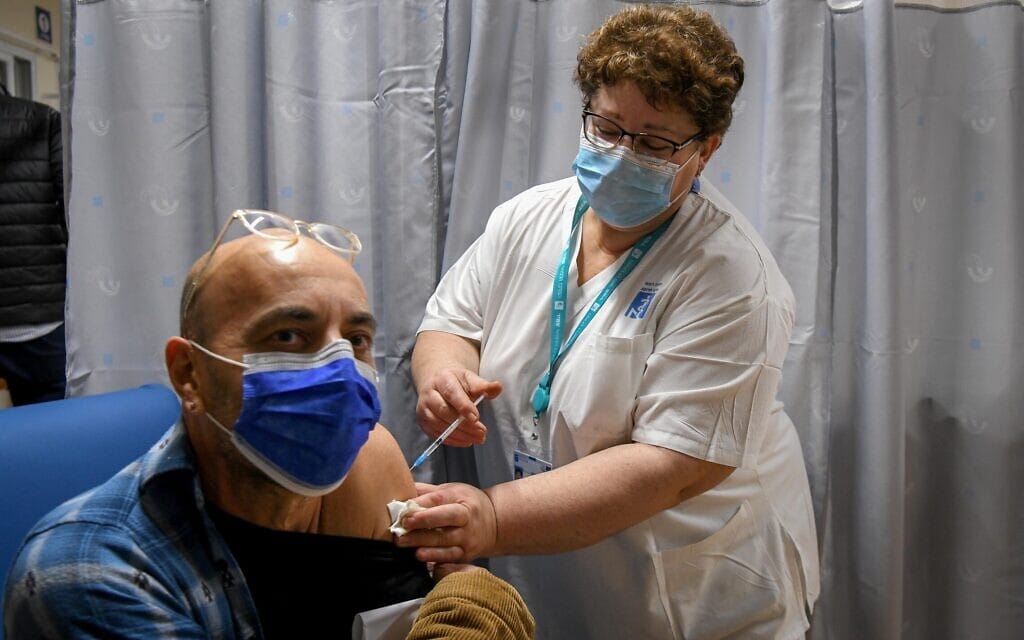 מורה בראשון לציון מקבל חיסון במסגרת הפיילוט של חיסון המורים בביה"ח אסף הרופא, 30.12 (צילום: אבי דישי, פלאש 90) מורה בראשון לציון מקבל חיסון במסגרת הפיילוט של חיסון המורים בביה"ח אסף הרופא, 30.12 (צילום: אבי דישי, פלאש 90)