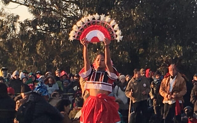 רקדנית בת השבטים הילידיים של הפיליפינים בריקוד סולידריות עם האינדיאנים (צילום: סמדר לביא)