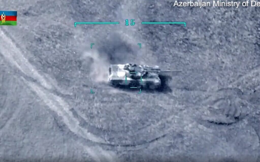 צילום מכטב"ם אזרי, רגע לפני שירה והשמיד טנק ארמני במלחמת נגורונו־קרבאך. (צילום: (מקור: משרד ההגנה האזרי))