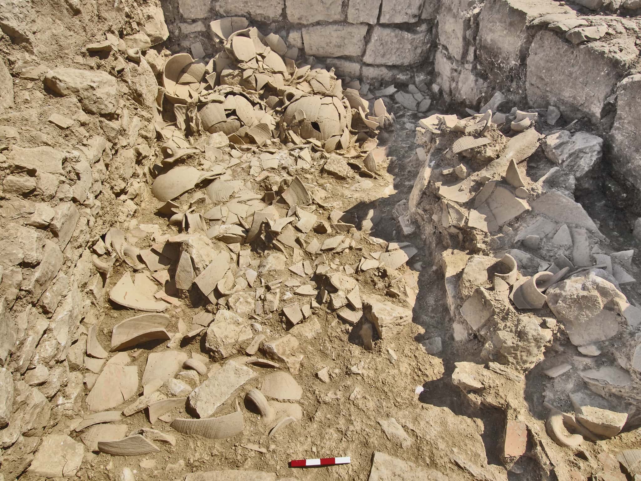 כלים מהתקופה האומיית שהתנפצו במהלך רעידת האדמה הגדולה של שנת 749 לספירה והתגלו ביישוב העתיק כפר מור, כיום שכונה בבית אל (צילום: דוברות משרד מתאם פעולות הממשלה בשטחים)