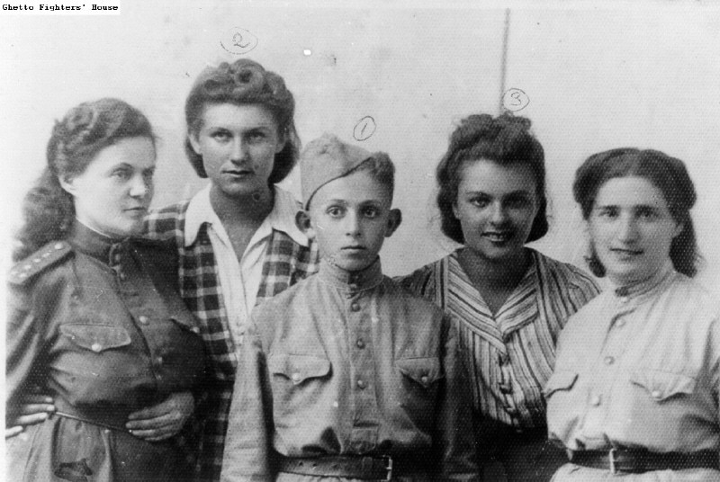 הילד מנחם קריגל, במרכז, ב-1944 (צילום: מוזיאון לוחמי הגיטאות)